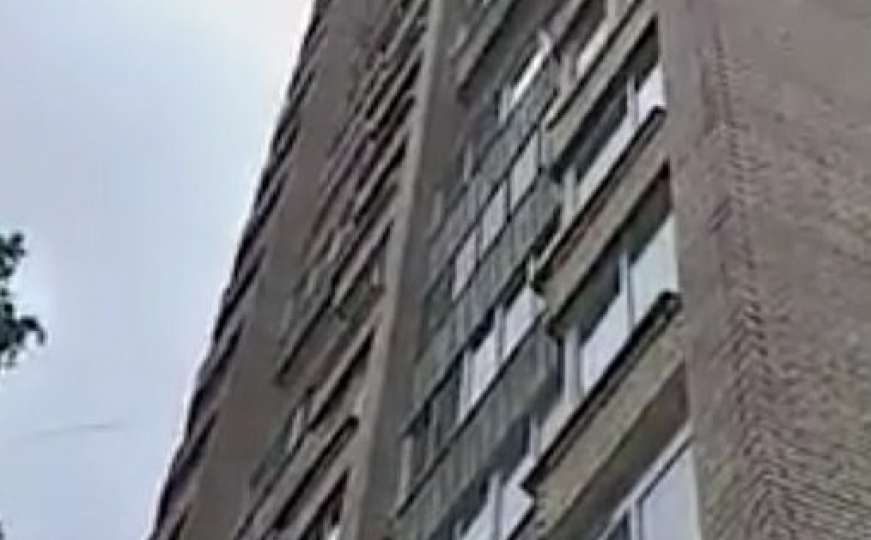 Mladić i djevojka pali s devetog sprata zgrade dok su vodili ljubav