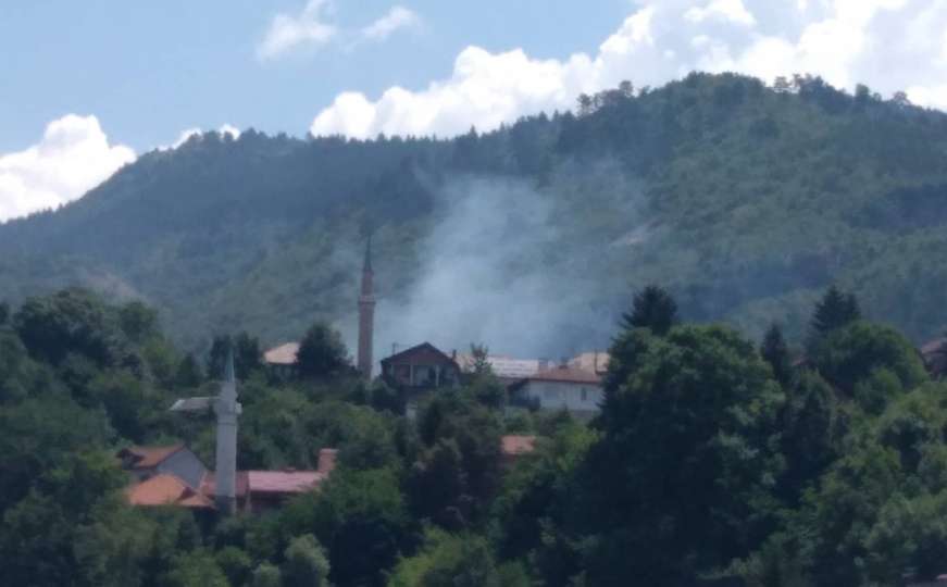 U Sarajevu gorjela kuća, požar zahvatio i krov