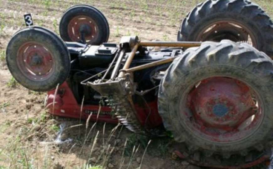 Muškarac poginuo prilikom prevrtanja traktora 