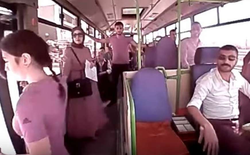 Kamere u autobusu snimile bizarnu tragediju, djevojci nije bilo spasa