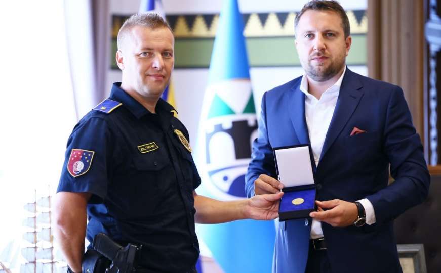 Policajcu koji razoružao ženu uručen Zlatnik Grada Sarajeva