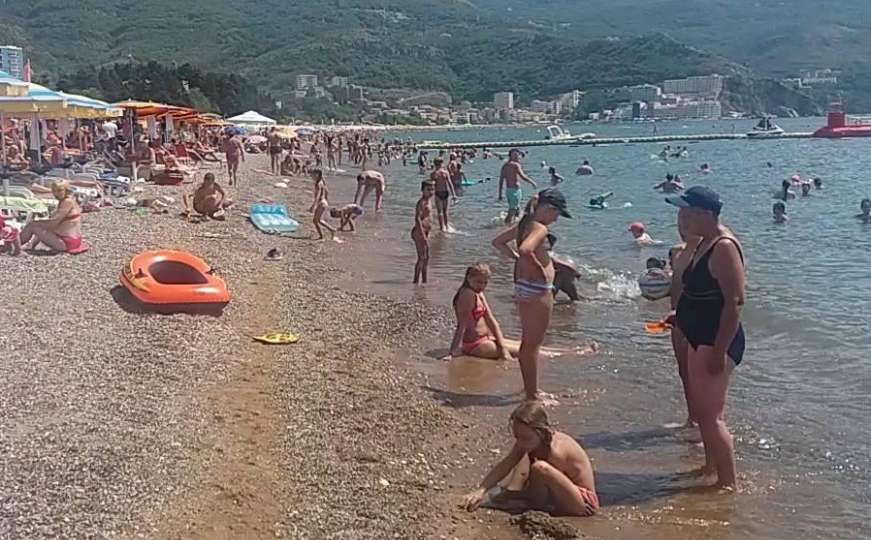 Tragedija na plaži: Utopila se starija turistkinja u Bečićima