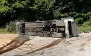 Vraćali se s redovnog zadatka: Prevrnuo se autobus s pripadnicima Vojske Srbije