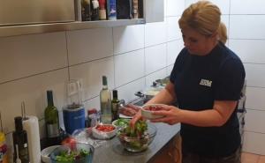 Intimni trenuci: Kolinda Grabar Kitarović u maskirnim hlačama i japankama