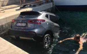 Vozač zaboravio podići ručnu kočnicu pa otklizao u more