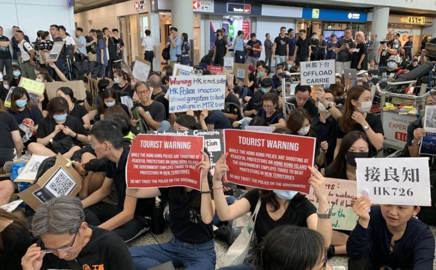 Demonstranti zauzeli zračnu luku i pozivaju na 'slobodni Hong Kong'