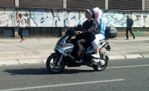 Samo u Sarajevu: Časna sestra i pokrivena djevojka zajedno na skuteru