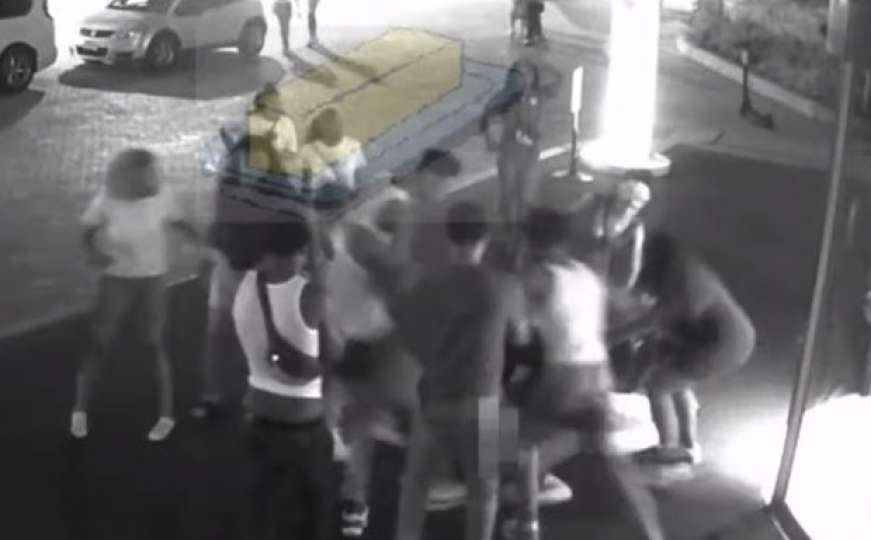 SAD: Više od deset tinejdžera pretukla dvojicu muškaraca ispred hotela