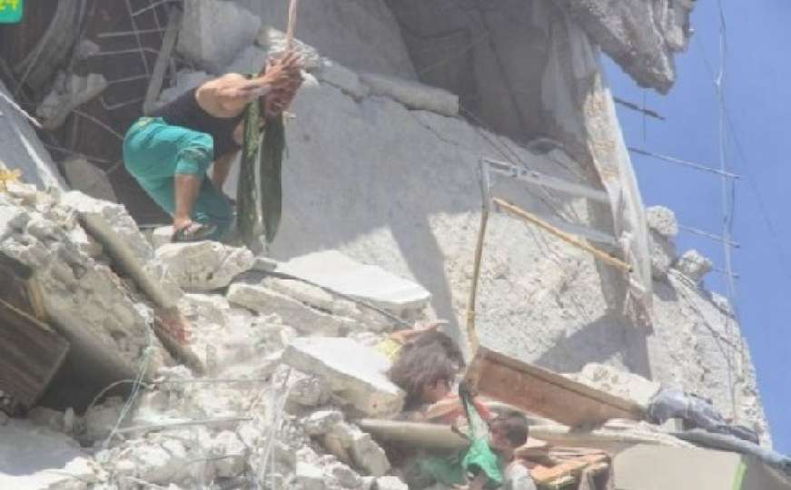Fotografija slama srca: Djevojčica (5) u ruševinama pokušava spasiti mlađu sestru