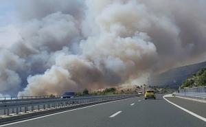 Zatvoren autoput A1: Šest kanadera i airtractora gasi veliki požar kod Dubrave