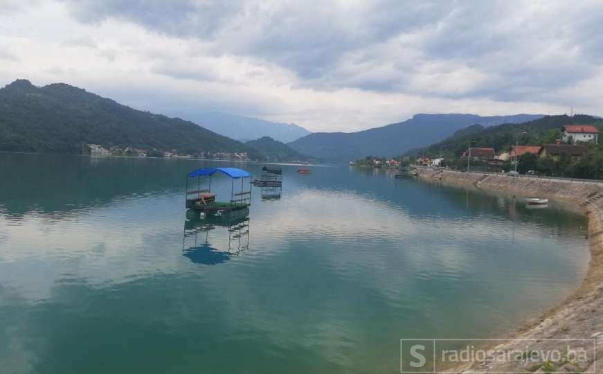 Nedjelja na Jablaničkom jezeru: Pogled koji liječi živce i okrepljuje