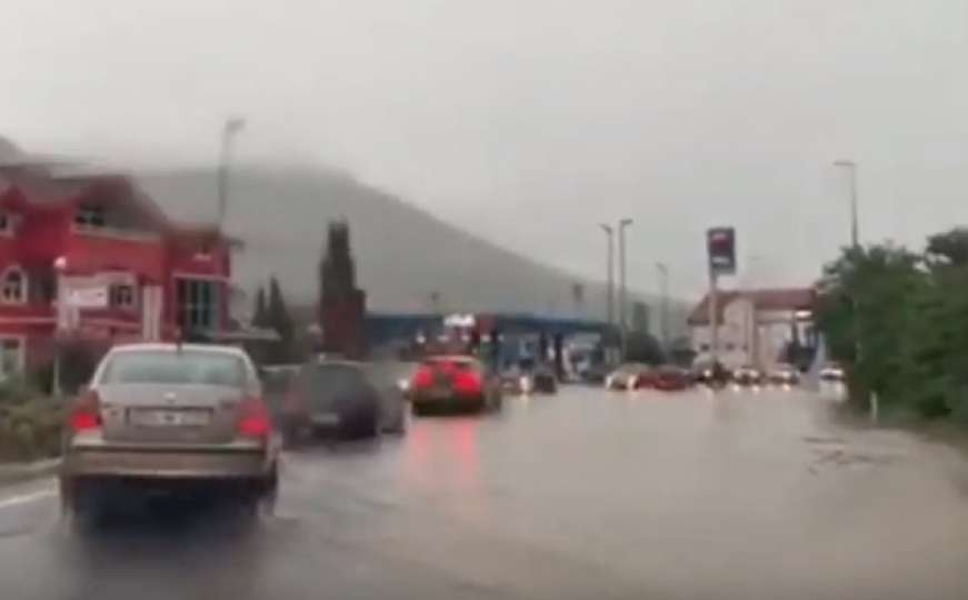 Pogledajte veliko nevrijeme danas u Mostaru: Poplavljene ulice, nestalo struje...