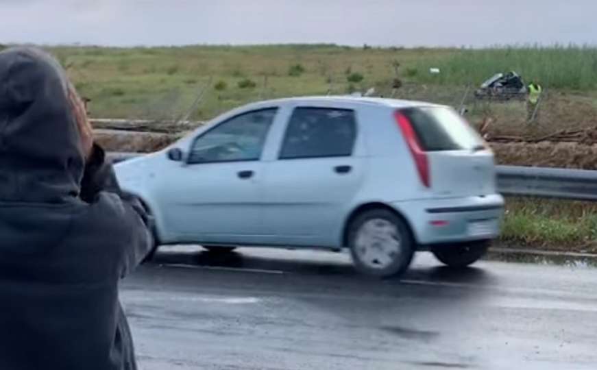 Poginula žena za volanom Smarta: Pijavica podigla auto i bacila ga na ogradu