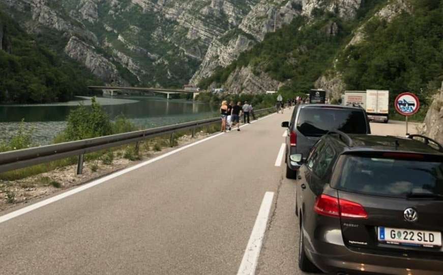 Obustavljen saobraćaj na putu Mostar-Jablanica: Izvlači se automobil iz jezera