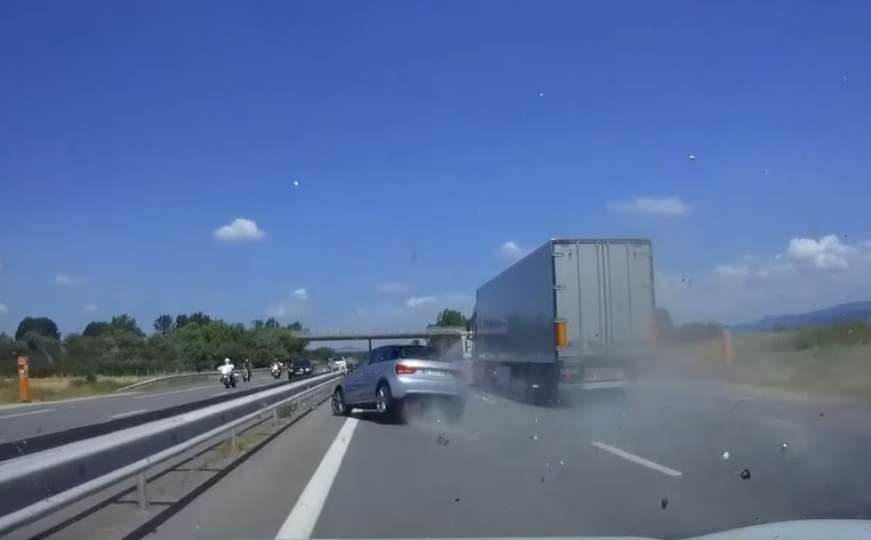 Pogledajte snimak stravične nesreće: Zaspao za volanom i završio pod kamionom