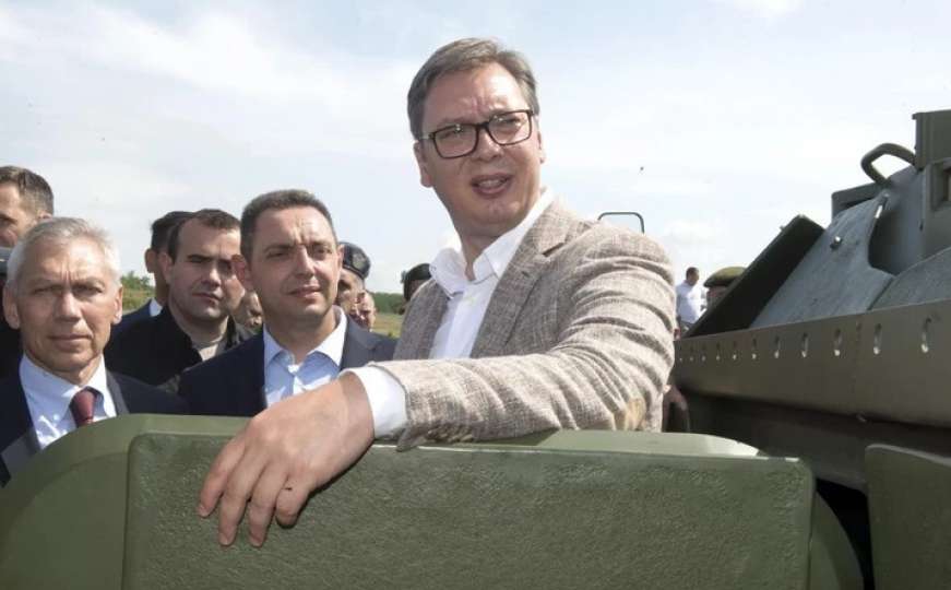 Rusija poklonila Srbiji oklopna vozila, Vučić u ekstazi: Stiže još naoružanja