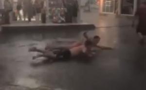 Da kiša ne pokvari zabavu: Dvojica mladića su zaplivala ulicom