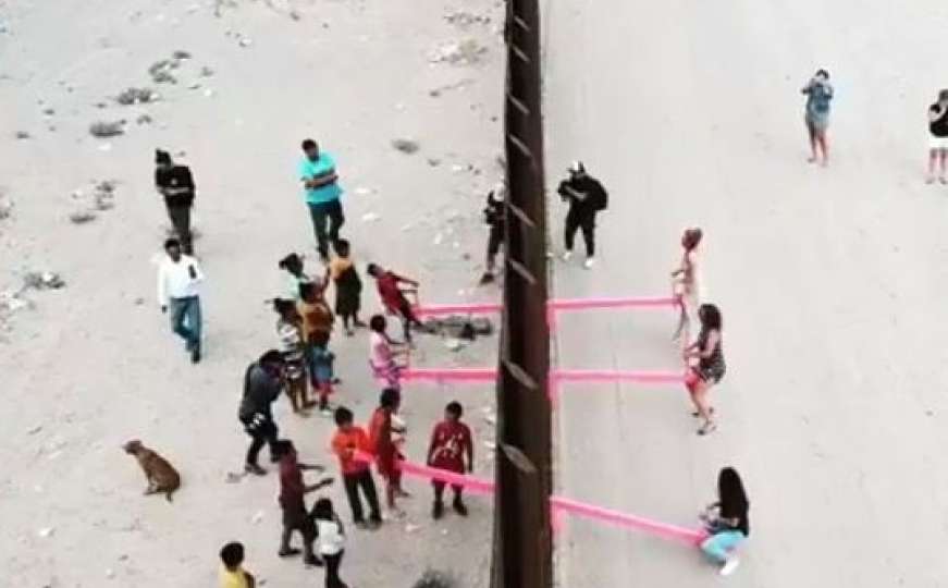 Ružičaste klackalice koje ruše ograde između SAD-a i Meksika