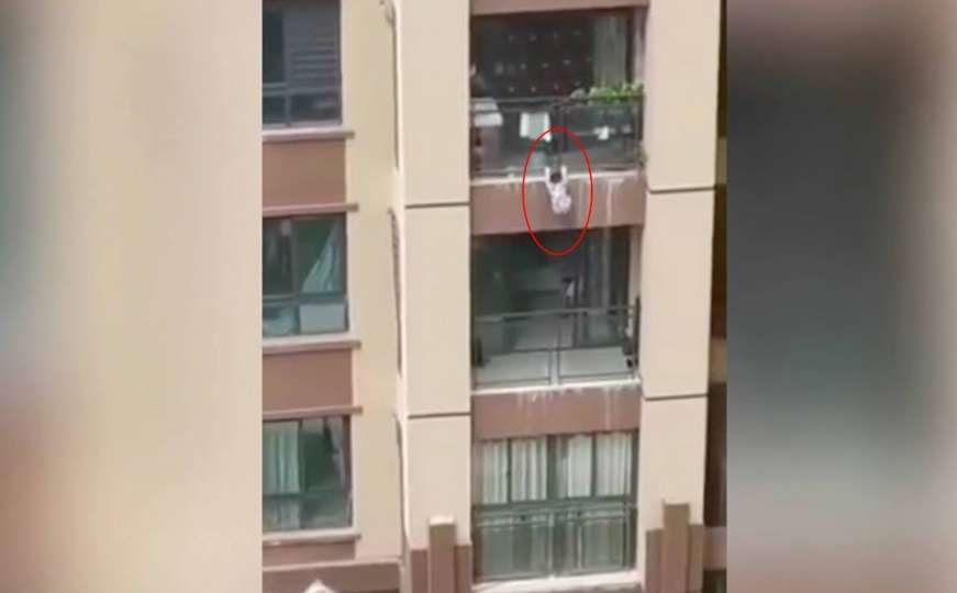 Dječak pao sa šestog sprata zgrade: Prolaznici ga uspjeli uhvatiti u deku