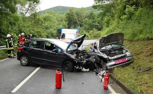 Stravičan lančani sudar kod Doboja: Jedna osoba poginula, četiri povrijeđene