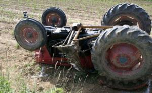 Jedna osoba smrtno stradala u prevrtanju traktora kod Bosanske Gradiške