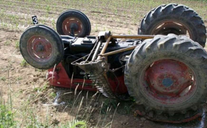 Jedna osoba smrtno stradala u prevrtanju traktora kod Bosanske Gradiške