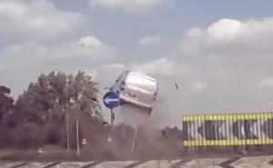 Momku se žurilo na festival: Ludo preticao vozila i onda let preko kružnog toka