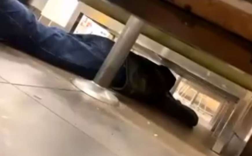 Jezivi snimak pucnjave: Dok pomahnitali ubica puca, čovjek spas traži ispod stola