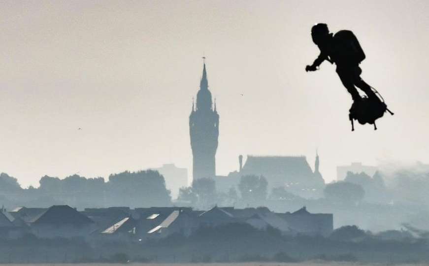 Leteći čovjek na Flyboardu preletio kanal La Manche
