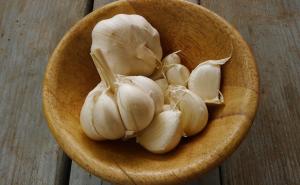 Bijeli luk čini čuda za zdravlje: Ali, ovih pet grupa ljudi ne smiju da ga jedu