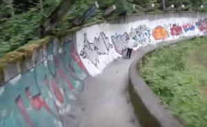 Pogledajte kako izgleda ekstremna vožnja trotinetom niz bob stazu na Trebeviću