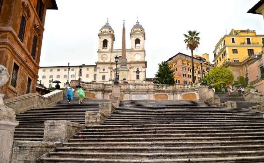 Vlasti Rima odlučile: Za sjedenje na španskim stepenicama kazna 400 eura 