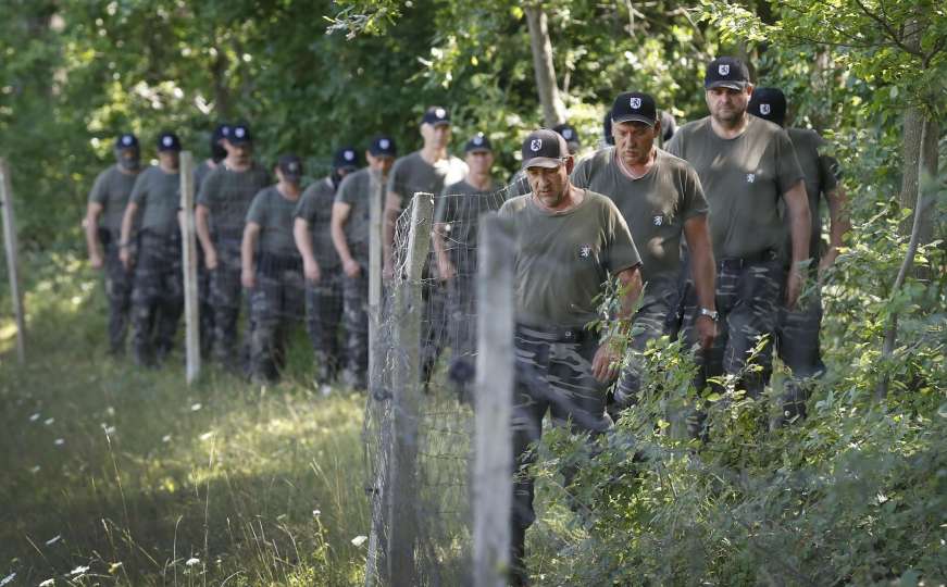 Delo: Ljudi u čudnim uniformama paradiraju uz granicu Hrvatske i Slovenije