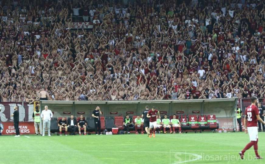 Prekinuta utakmica u Zenici: Na teren bacane baklje i petarde 