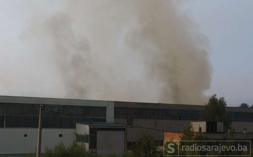 Vatrogasci se i jutros bore s požarom u bivšoj fabrici Energoinvesta: "Teško je"