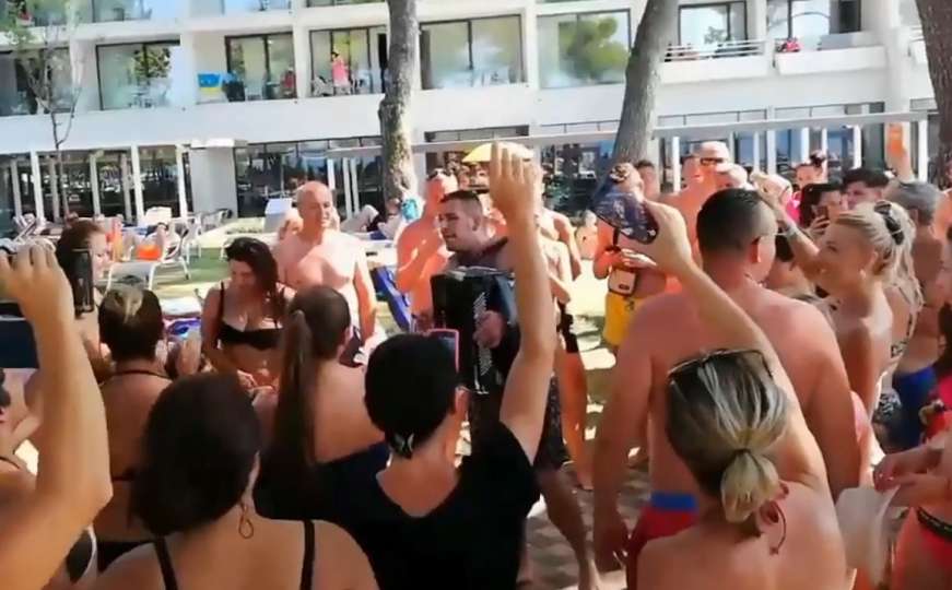 Ništa kao harmonika: Samir Nurkić oduševio kupače na plaži u Hrvatskoj