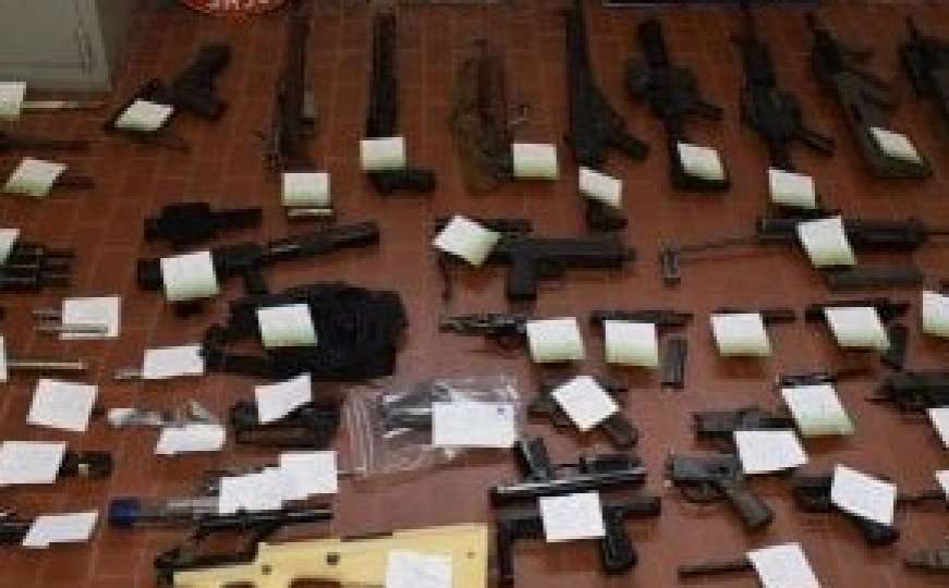 Policija kod starca pronašla arsenal oružja i ogromnu količinu municije 