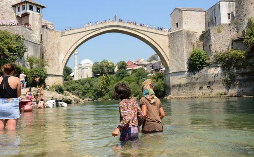 Građani Mostara i turisti dašak osvježenja traže u Neretvi