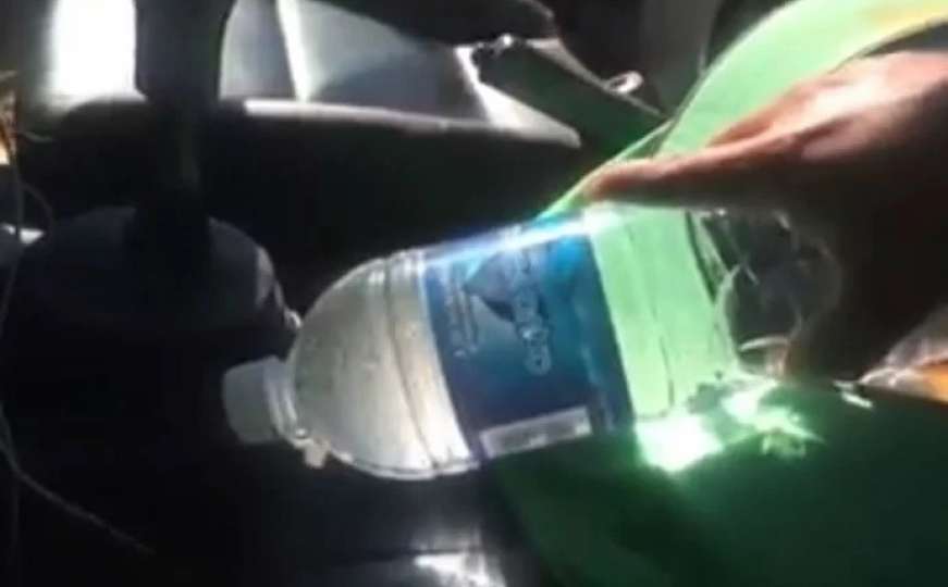 Zašto ne smijemo piti vodu iz plastične boce koja je stajala u autu?