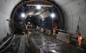 Saobraćaj potpuno obustavljen: Kamion zakačio konstrukciju u tunelu Vranduk