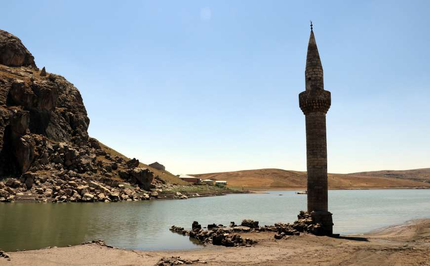 U Turskoj iz vještačkog jezera "izronilo" selo: Munara još uvijek stoji