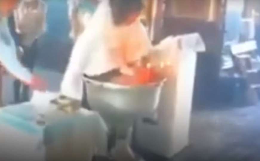 Video: Svećenik zlostavljao bebu tokom krštenja