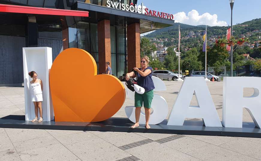 Instalacija I love Sarajevo postavljena na platou ispred SCC-a