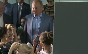 Video: Kako izgleda kada klekne Vladimir Putin