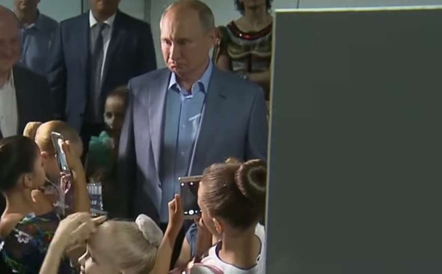 Video: Kako izgleda kada klekne Vladimir Putin