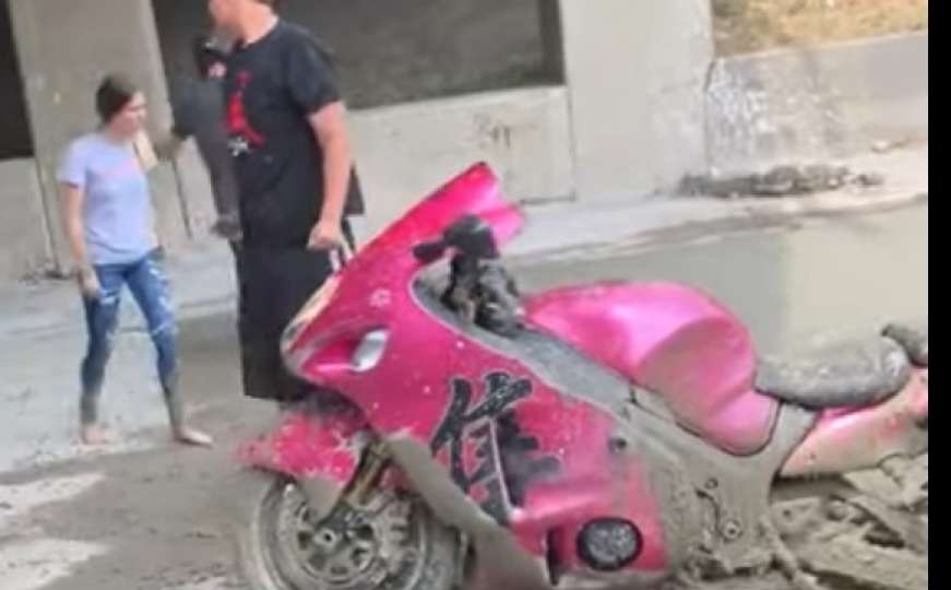 Motociklista ignorisao signalizaciju i završio u svježem betonu