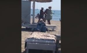 Tuča muškarca i žene na poznatoj plaži u Crnoj Gori, turisti sve snimali