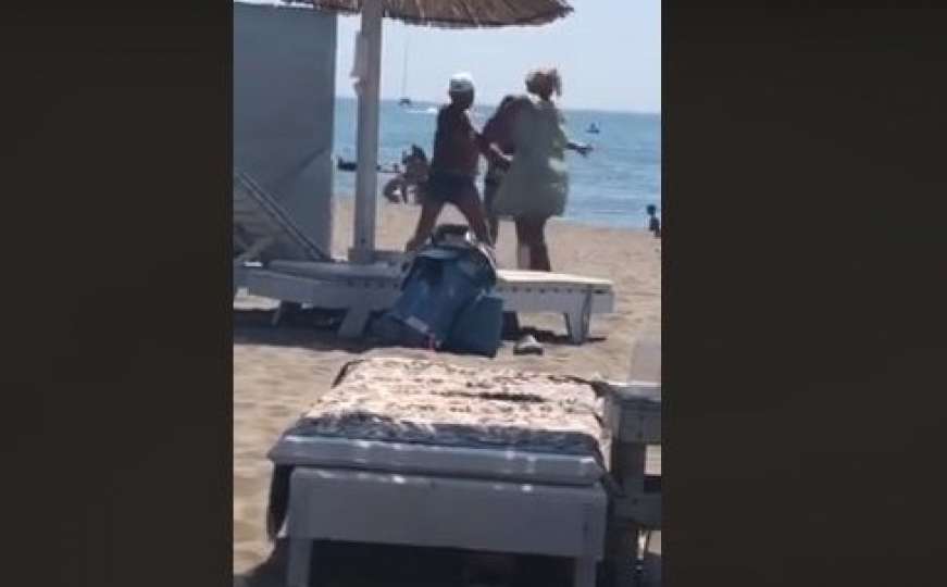 Tuča muškarca i žene na poznatoj plaži u Crnoj Gori, turisti sve snimali