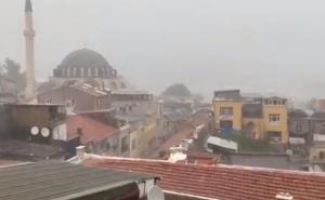 Nevrijeme pogodilo Istanbul: Potoci tekli Kapaličaršijom 