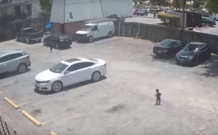 Video: Auto pregazio mališana, majka optužena jer nije bila uz njega